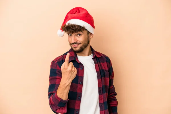 Young Arab Man Celebrating Christmas Isolated Beige Background Pointing Finger — Stockfoto