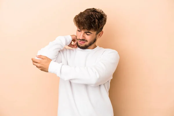 Hombre Árabe Joven Aislado Sobre Fondo Beige Masajeando Codo Sufriendo — Foto de Stock