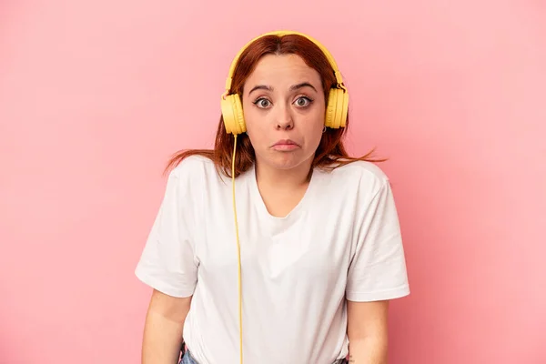 Jeune Femme Caucasienne Écoutant Musique Isolée Sur Fond Rose Haussant — Photo