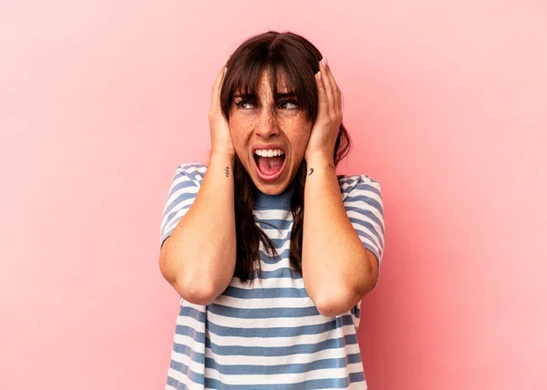 Young Argentinian Woman Isolated Pink Background Covering Ears Hands Trying —  Fotos de Stock