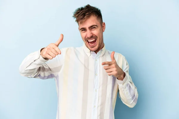 Jonge Blanke Man Geïsoleerd Blauwe Achtergrond Vrolijke Glimlachen Wijzen Naar — Stockfoto