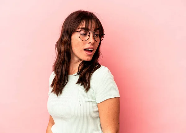 Young Argentinian Woman Isolated Pink Background Looks Aside Smiling Cheerful — Stock Photo, Image