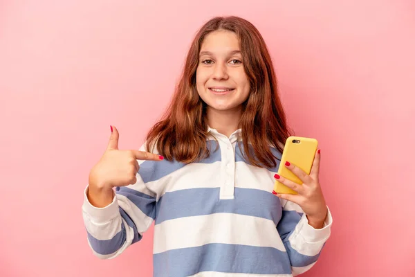 Menina Caucasiana Segurando Celular Isolado Pessoa Fundo Rosa Apontando Mão — Fotografia de Stock