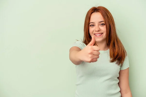 Junge Kaukasische Frau Auf Grünem Hintergrund Isoliert Lächelt Und Hebt — Stockfoto