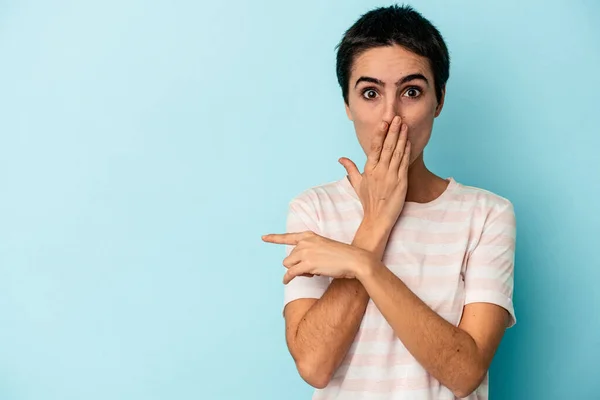 Jeune Femme Caucasienne Isolée Sur Fond Bleu Pointant Vers Côté — Photo