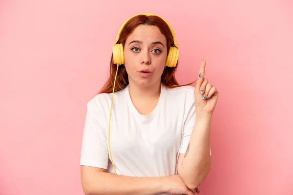 Young Caucasian Woman Listening Music Isolated Pink Background Having Some — Φωτογραφία Αρχείου