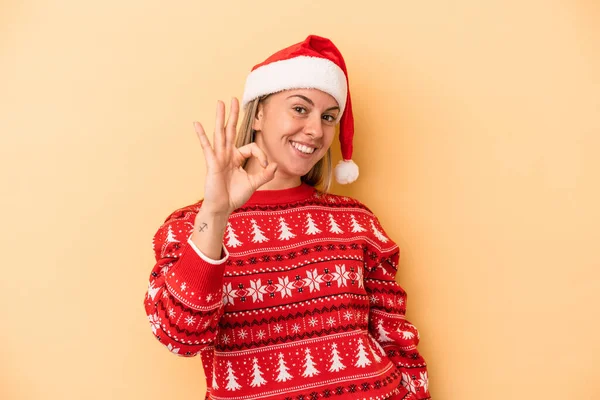 Jovem Caucasiano Mulher Celebrando Natal Isolado Fundo Amarelo Alegre Confiante — Fotografia de Stock