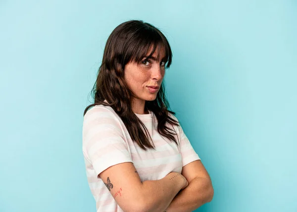 Young Argentinian Woman Isolated Blue Background Suspicious Uncertain Examining You — Fotografia de Stock