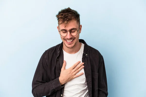 Junger Kaukasischer Mann Auf Blauem Hintergrund Lacht Laut Aus Und — Stockfoto