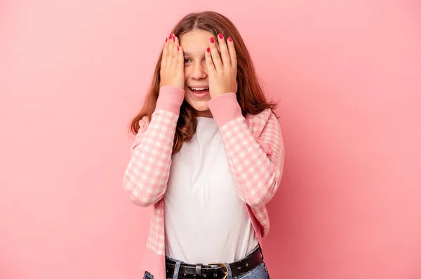 Pequeña Chica Caucásica Aislada Sobre Fondo Rosa Que Divierte Cubriendo —  Fotos de Stock