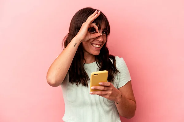 Junge Argentinierin Hält Aufgeregt Ein Handy Auf Rosa Hintergrund Der — Stockfoto
