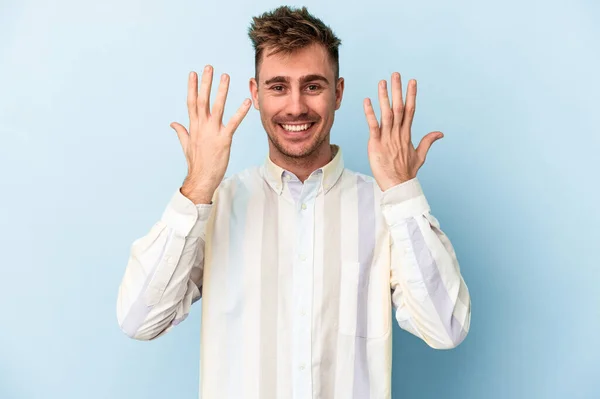 Jonge Blanke Man Geïsoleerd Blauwe Achtergrond Toont Nummer Tien Met — Stockfoto