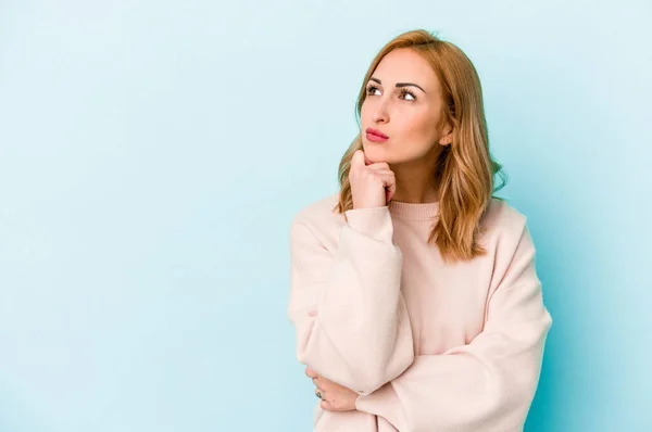 Young Caucasian Woman Isolated Blue Background Looking Sideways Doubtful Skeptical — Stock Photo, Image