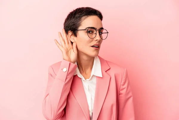 Jonge Zakenvrouw Draagt Een Roze Blazer Geïsoleerd Roze Achtergrond Proberen — Stockfoto