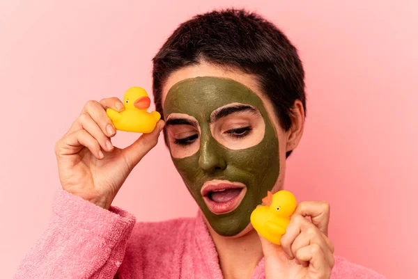 Wanita Muda Kaukasia Mengenakan Masker Wajah Terisolasi Latar Belakang Merah — Stok Foto