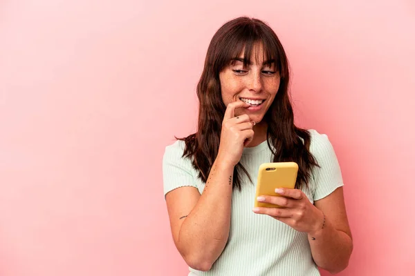 Young Argentinian Woman Holding Mobile Phone Isolated Pink Background Relaxed — 스톡 사진