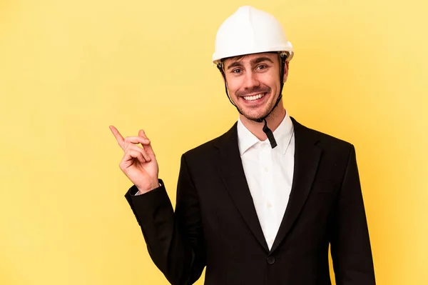 Young Architect Caucasian Man Isolated Yellow Background Smiling Pointing Aside — Stock Photo, Image