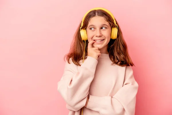 Pequeña Chica Caucásica Escuchando Música Aislada Sobre Fondo Rosa Relajado — Foto de Stock