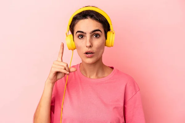 Young Caucasian Woman Listening Music Isolated Pink Background Having Idea — Φωτογραφία Αρχείου