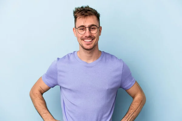 Joven Hombre Caucásico Aislado Sobre Fondo Azul Confiado Manteniendo Las — Foto de Stock