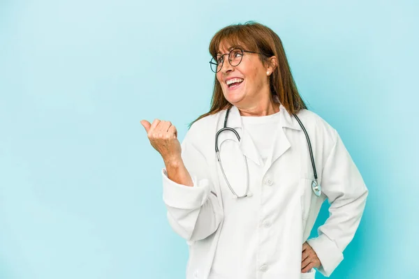 Middle Age Doctor Woman Isolated Pink Background Points Thumb Finger — Stockfoto