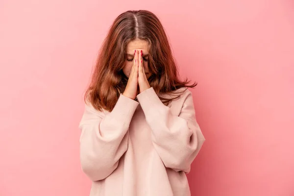 Malá Běloška Izolovaná Růžovém Pozadí Modlící Projevující Oddanost Věřící Hledající — Stock fotografie