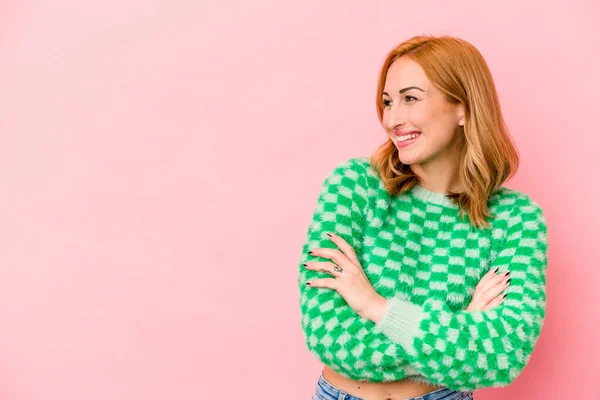 Mujer Joven Caucásica Aislada Sobre Fondo Rosa Sonriendo Confiada Con —  Fotos de Stock