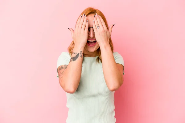 Mladá Běloška Žena Izolované Růžovém Pozadí Zábavou Pokrývající Polovinu Obličeje — Stock fotografie