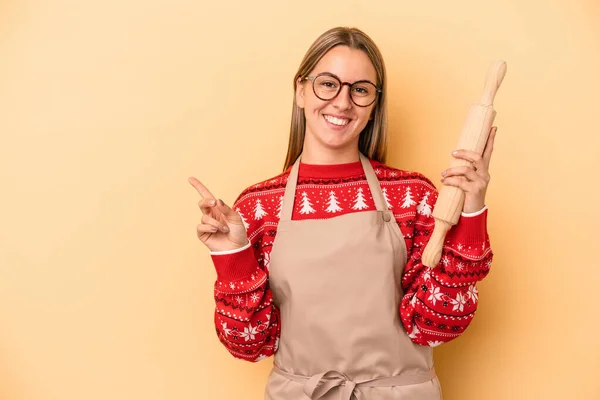Genç Fırıncı Kadın Noel Için Kurabiye Yapıyor Sarı Arka Planda — Stok fotoğraf