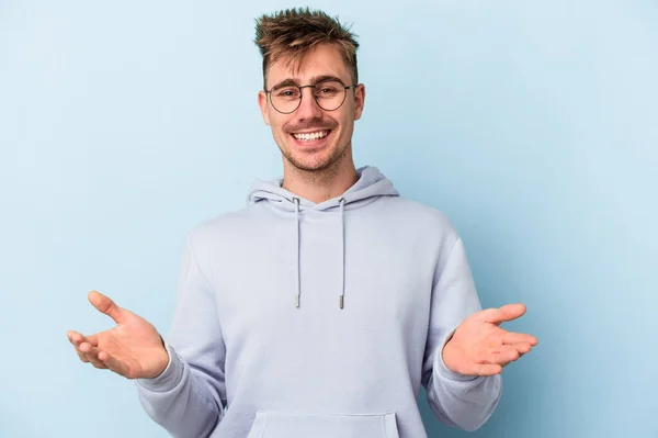 Young Caucasian Man Isolated Blue Background Showing Welcome Expression — Stock Photo, Image