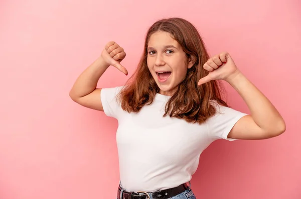 Pequeña Chica Caucásica Aislada Sobre Fondo Rosa Siente Orgullosa Segura — Foto de Stock