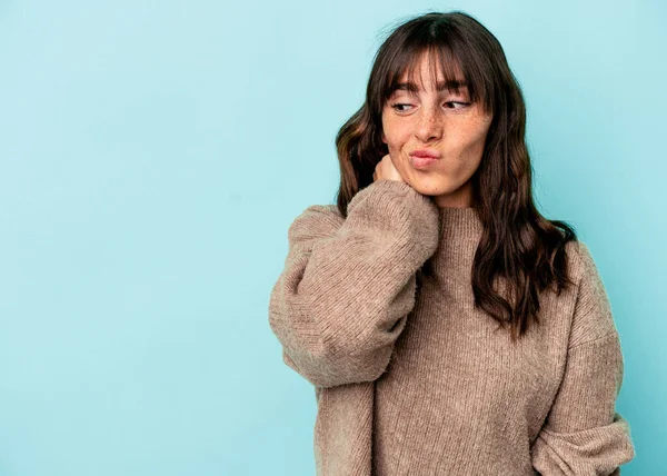 Young Argentinian Woman Isolated Blue Background Touching Back Head Thinking — Foto de Stock