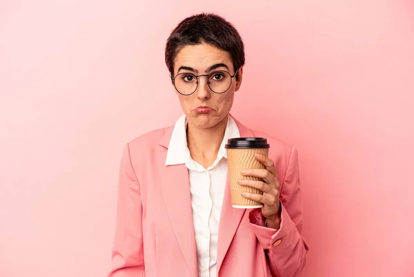 Jonge Kaukasische Zakenvrouw Met Een Afhaalkoffie Geïsoleerd Roze Achtergrond Haalt — Stockfoto