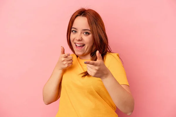 Young Caucasian Woman Isolated Pink Background Cheerful Smiles Pointing Front — Stock Photo, Image