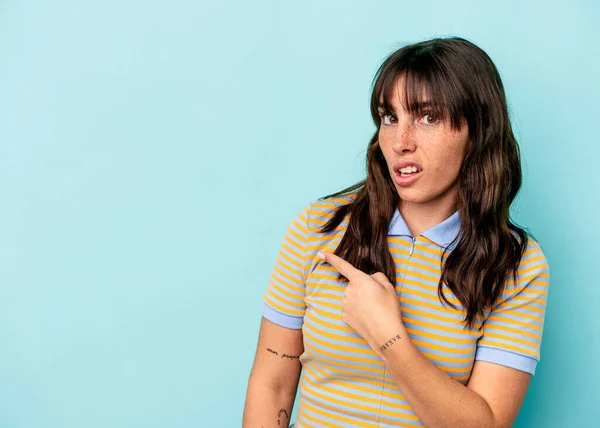 Mujer Argentina Joven Aislada Sobre Fondo Azul Apuntando Hacia Lado —  Fotos de Stock