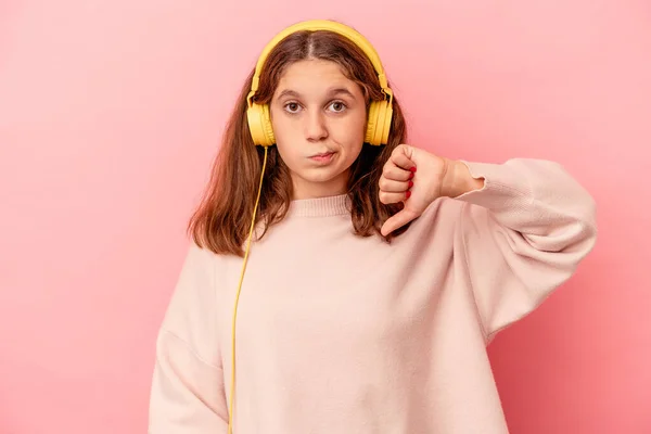 Little Caucasian Girl Listening Music Isolated Pink Background Showing Dislike — Foto de Stock