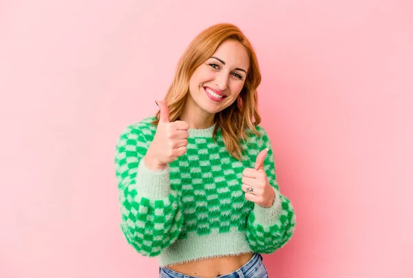 Mujer Joven Caucásica Aislada Sobre Fondo Rosa Levantando Ambos Pulgares — Foto de Stock