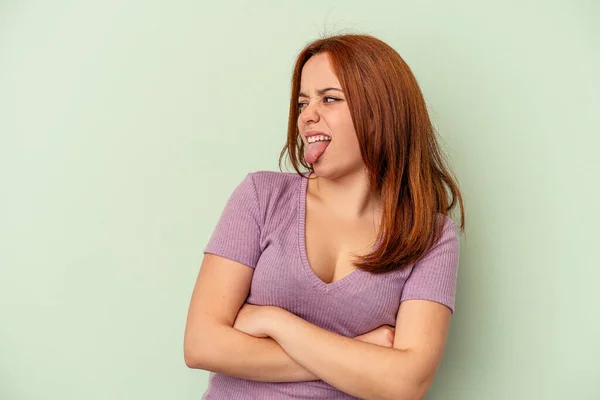 Joven Mujer Caucásica Aislada Sobre Fondo Verde Divertida Amigable Sobresaliendo —  Fotos de Stock