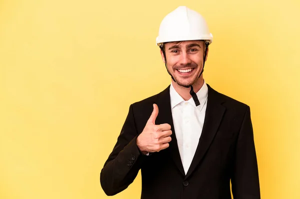 Jovem Arquiteto Caucasiano Homem Isolado Fundo Amarelo Sorrindo Levantando Polegar — Fotografia de Stock