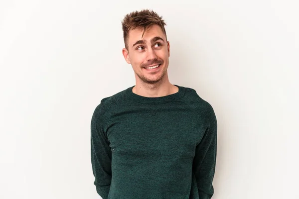 Joven Hombre Caucásico Aislado Sobre Fondo Blanco Relajado Feliz Riendo — Foto de Stock