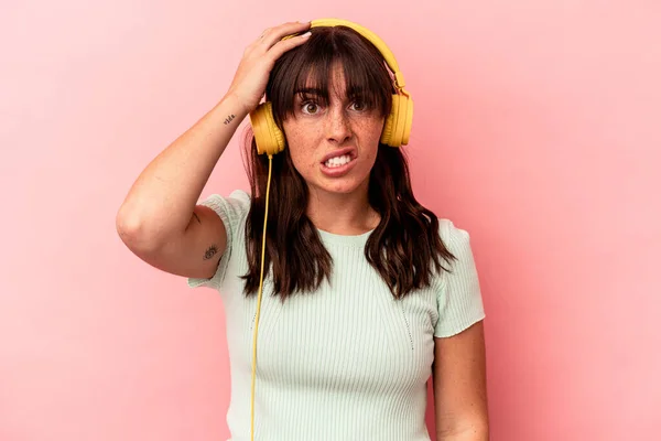 Νεαρή Αργεντίνικη Γυναίκα Ακούγοντας Μουσική Απομονωμένη Ροζ Φόντο Σοκάρεται Θυμήθηκε — Φωτογραφία Αρχείου