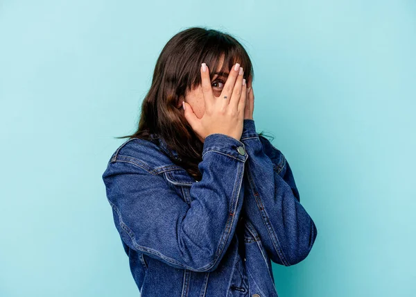 Mladá Argentinská Žena Izolované Modrém Pozadí Blikat Přes Prsty Vyděšené — Stock fotografie