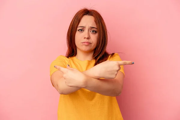 Jonge Blanke Vrouw Geïsoleerd Roze Achtergrond Punten Zijwaarts Probeert Kiezen — Stockfoto