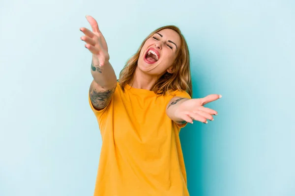 Joven Mujer Caucásica Aislada Sobre Fondo Azul Siente Segura Dando — Foto de Stock