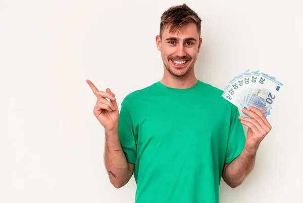 Junger Kaukasischer Mann Mit Geldscheinen Auf Weißem Hintergrund Der Lächelnd — Stockfoto