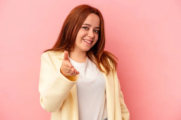 Ung Kaukasisk Kvinna Isolerad Rosa Bakgrund Sträcker Handen Vid Kameran — Stockfoto