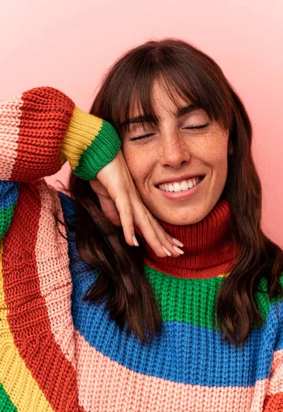 Mujer Argentina Joven Aislada Sobre Fondo Rosa — Foto de Stock