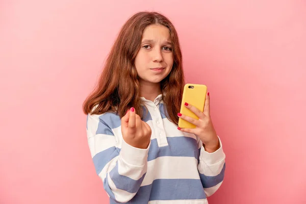 Malá Běloška Drží Mobilní Telefon Izolovaný Růžovém Pozadí Ukazuje Prstem — Stock fotografie