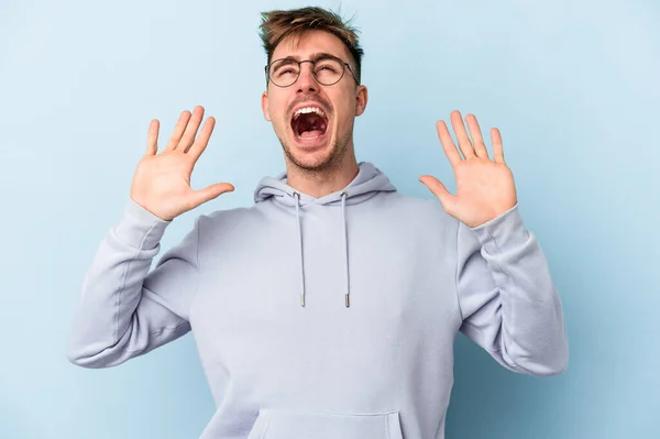 Giovane Uomo Caucasico Isolato Sfondo Blu Urlando Cielo Alzando Sguardo — Foto Stock