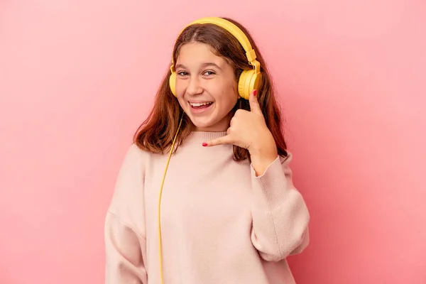 Μικρή Καυκάσιος Κορίτσι Ακούγοντας Μουσική Απομονωμένη Ροζ Φόντο Δείχνει Μια — Φωτογραφία Αρχείου